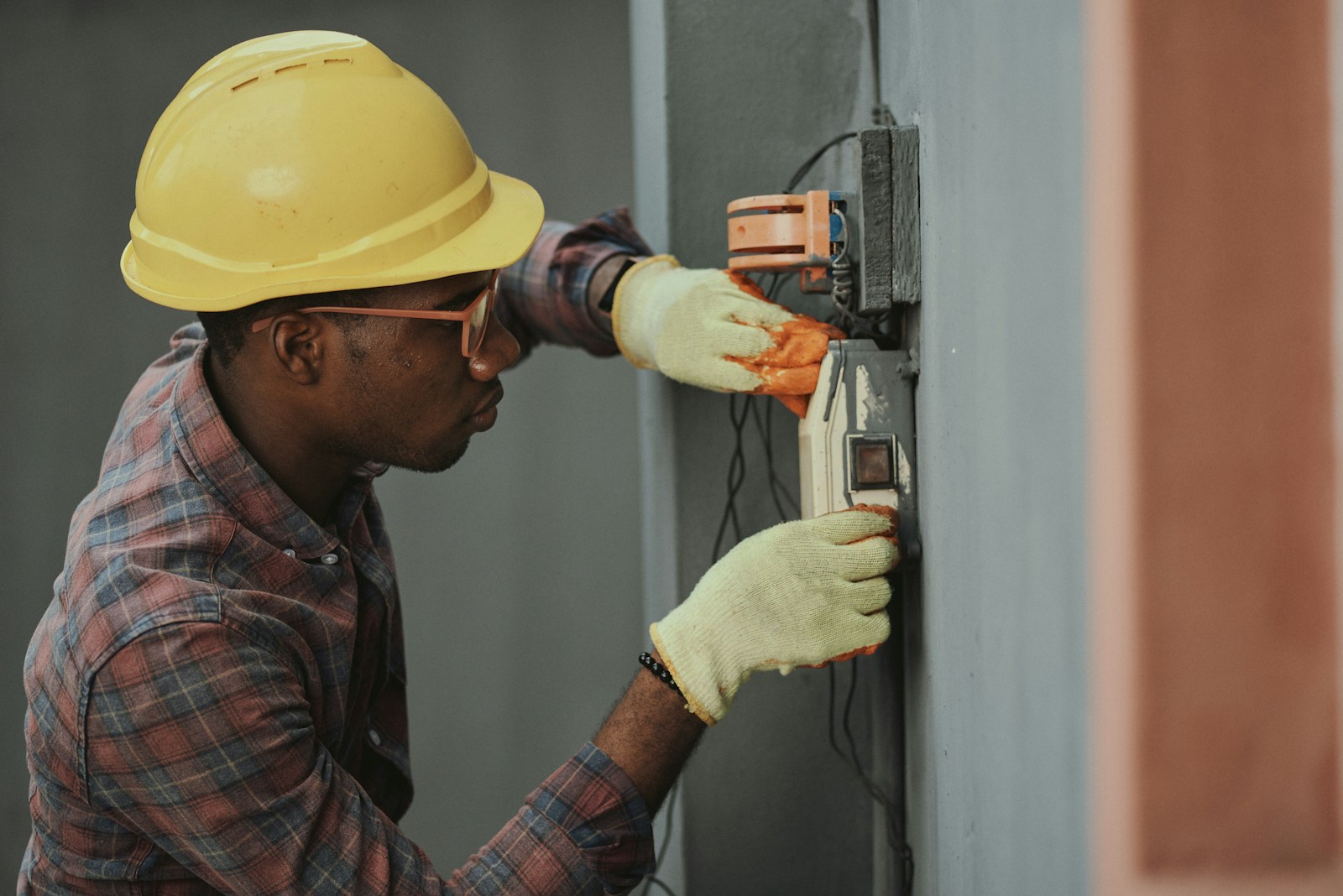 Electrician montează priză pe perete — instalații electrice Valmarez